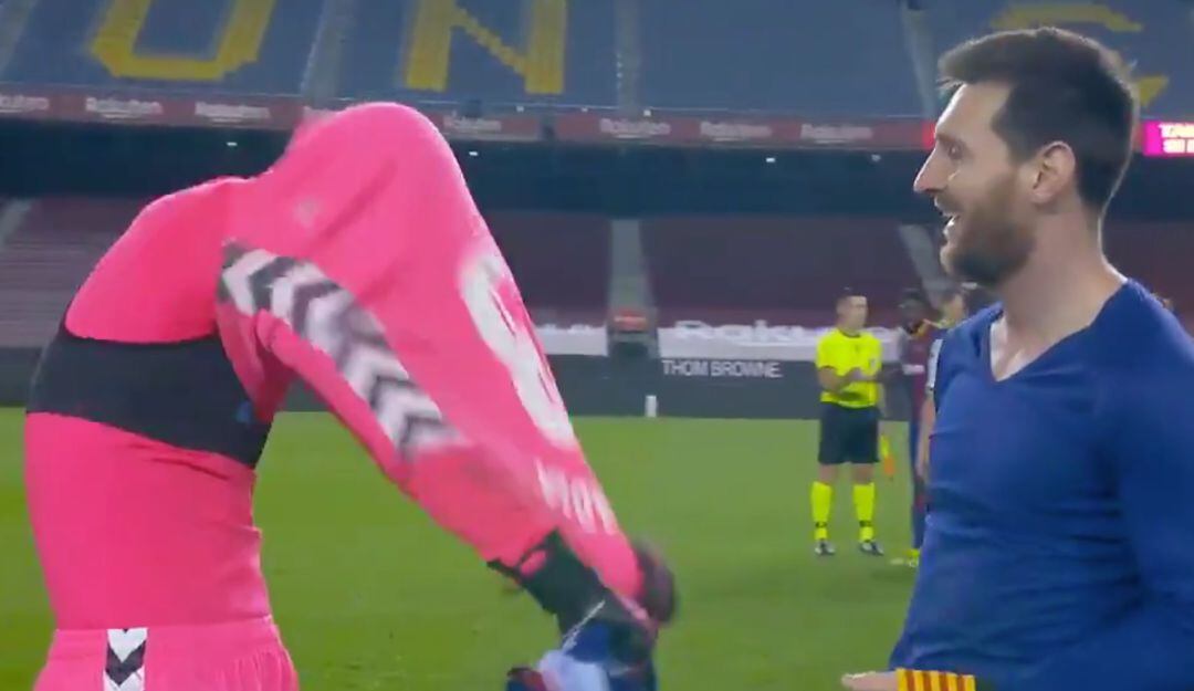 Edgar Badía y messi en el intercambio de sus camisetas