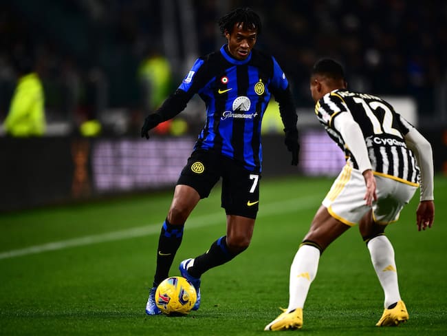 Inter Milan&#039;s Colombian midfielder Juan Cuadrado (L) fights for the ball with Juventus Brazilian defender Alex Sandro (R) during the Italian Serie A football match between Juventus and Inter Milan on November 26, 2023 at the Allianz Stadium in Turin. (Photo by MARCO BERTORELLO / AFP) (Photo by MARCO BERTORELLO/AFP via Getty Images)