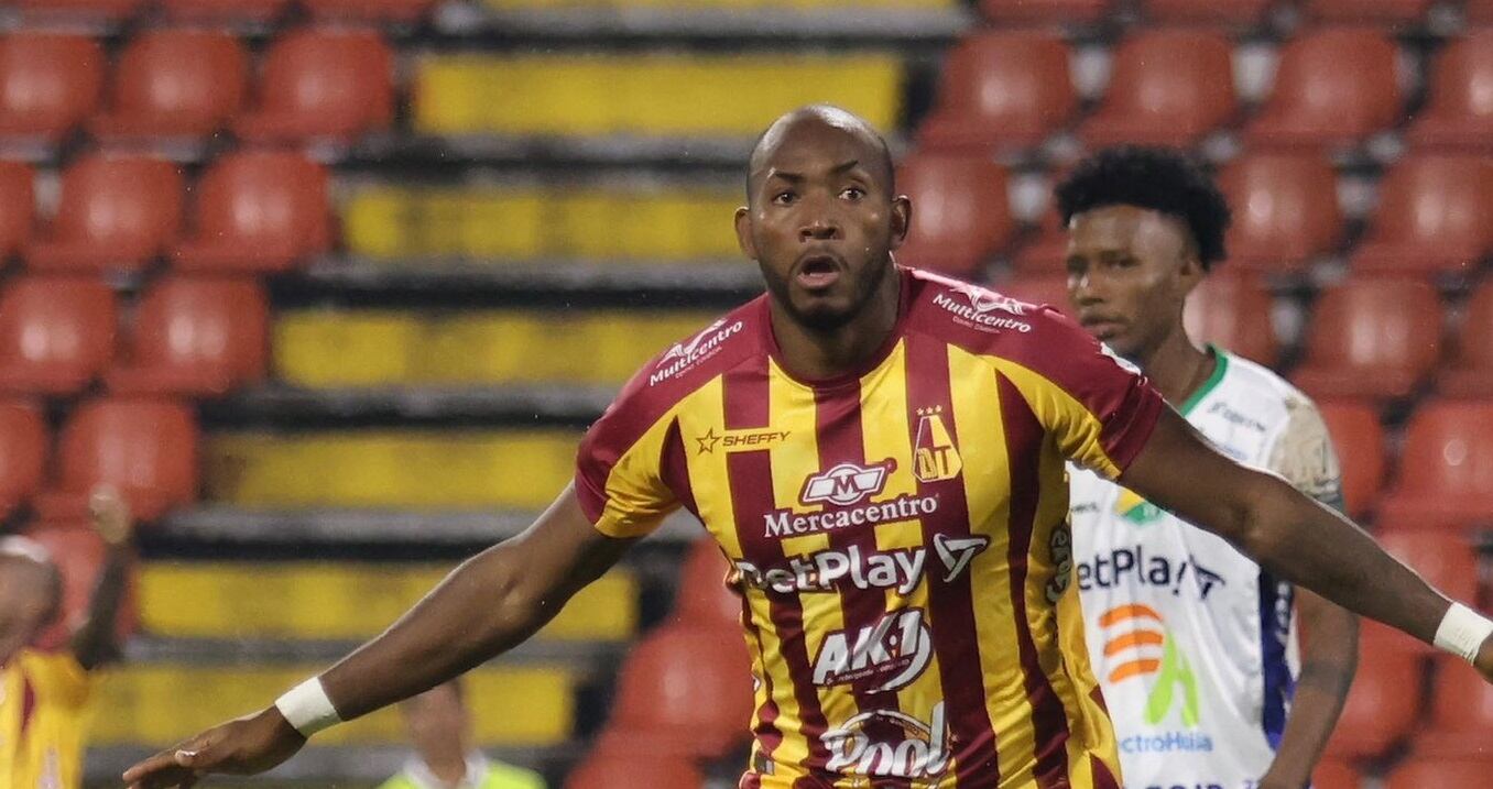 Diego Herazo festeja uno de sus dos goles ante el Huila / Twitter: Deportes Tolima.