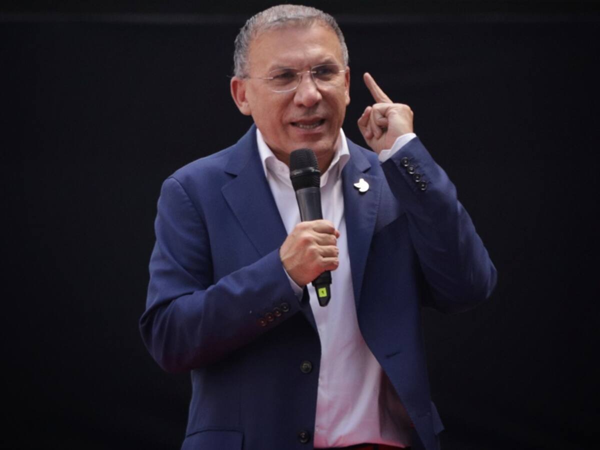 Así fue el cruce entre los senadores JP Hernández y Roy Barreras en debate