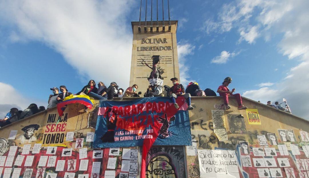 El monumento a Los Héroes se ha convertido en uno de los puntos de protesta más grande en Bogotá. 