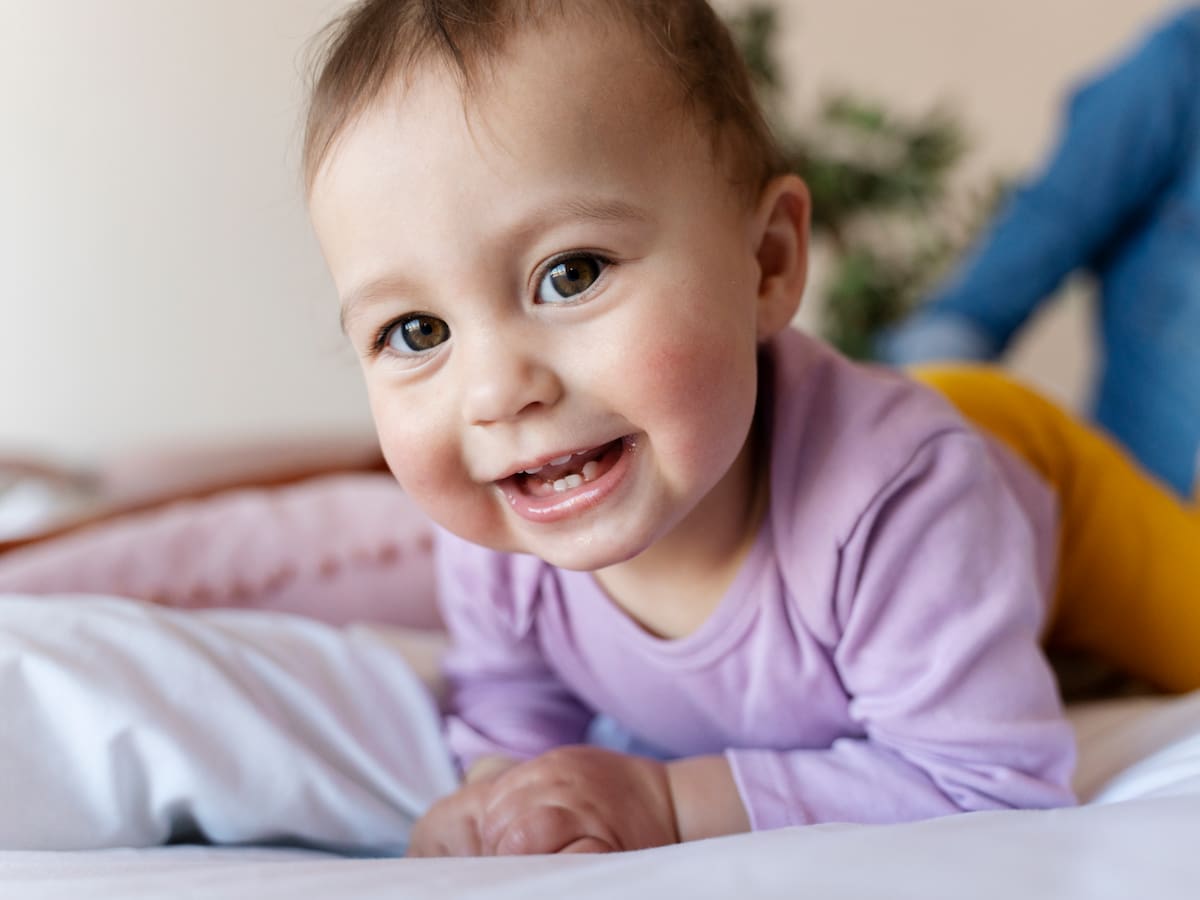 ¿Le ha pasado que un bebé lo mira y le sonríe?: esto significaría según estudio científico