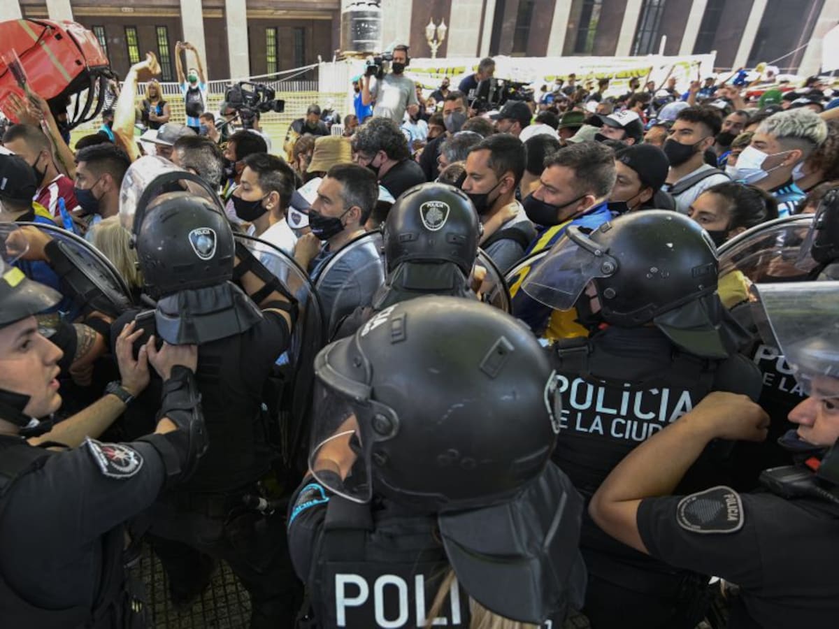 Se registran disturbios y enfrentamientos en velación de Maradona