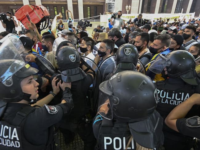 Se registran disturbios y enfrentamientos en velación de Maradona