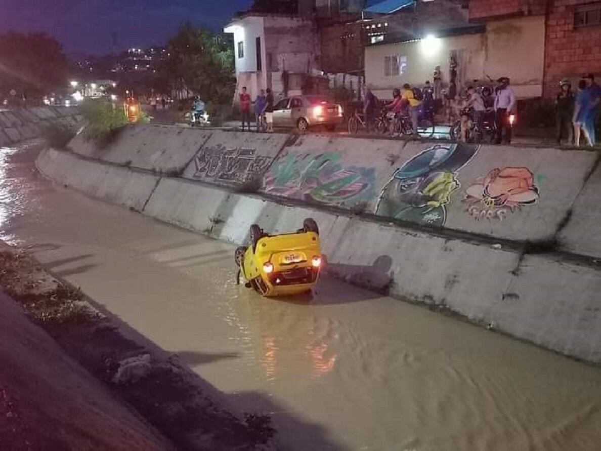 Taxi caído canal de aguas lluvias en Cúcuta. Foto cortesía comunidad