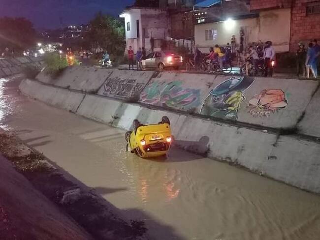 Taxi caído canal de aguas lluvias en Cúcuta. Foto cortesía comunidad