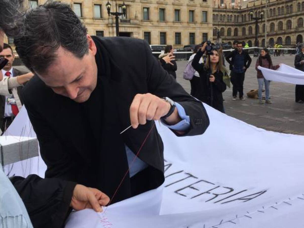 Sergio Jaramillo visitó campamento por la paz y pidió seguir con las movilizaciones