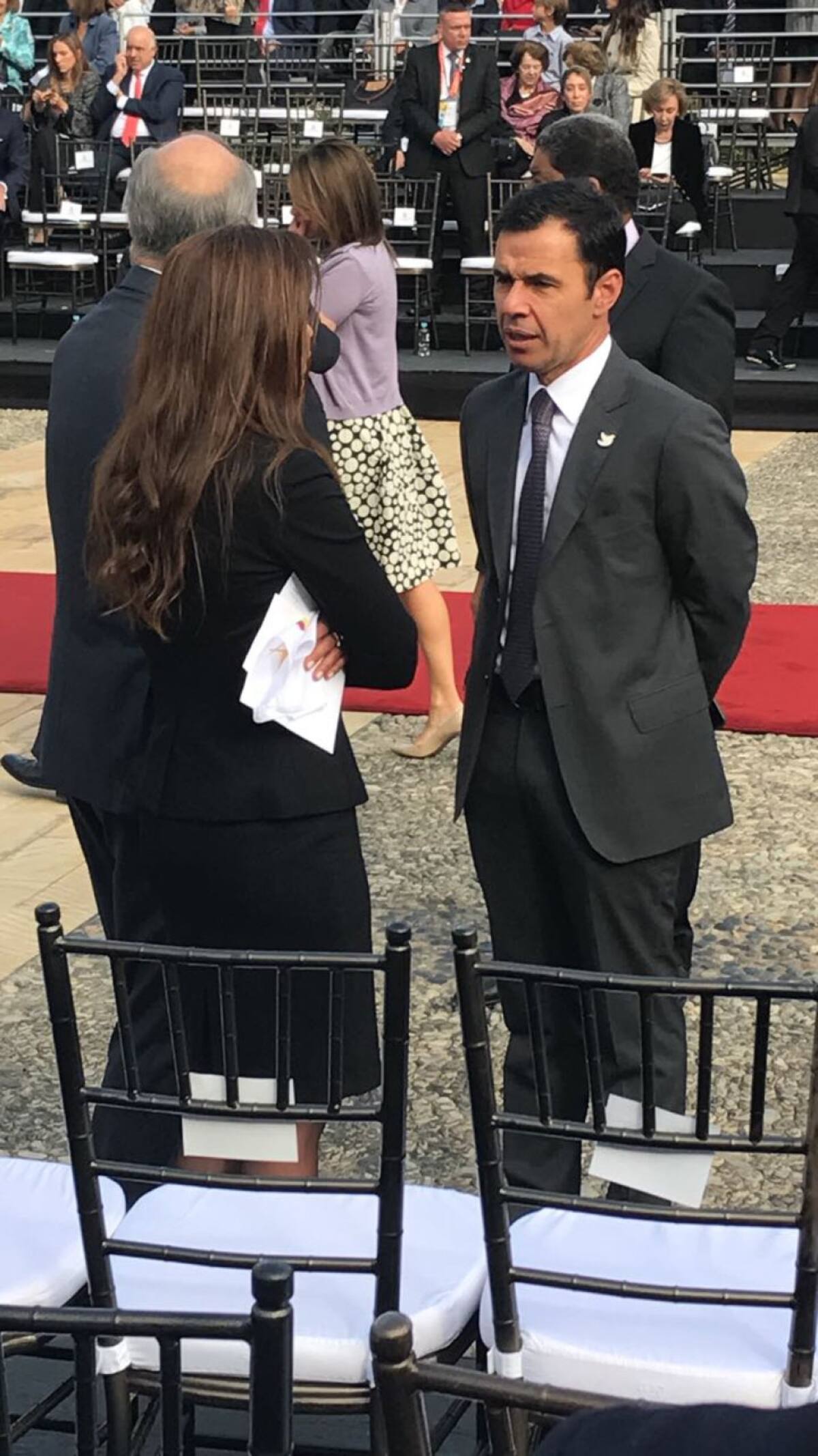 Ministros y políticos a la espera del sumo pontífice.