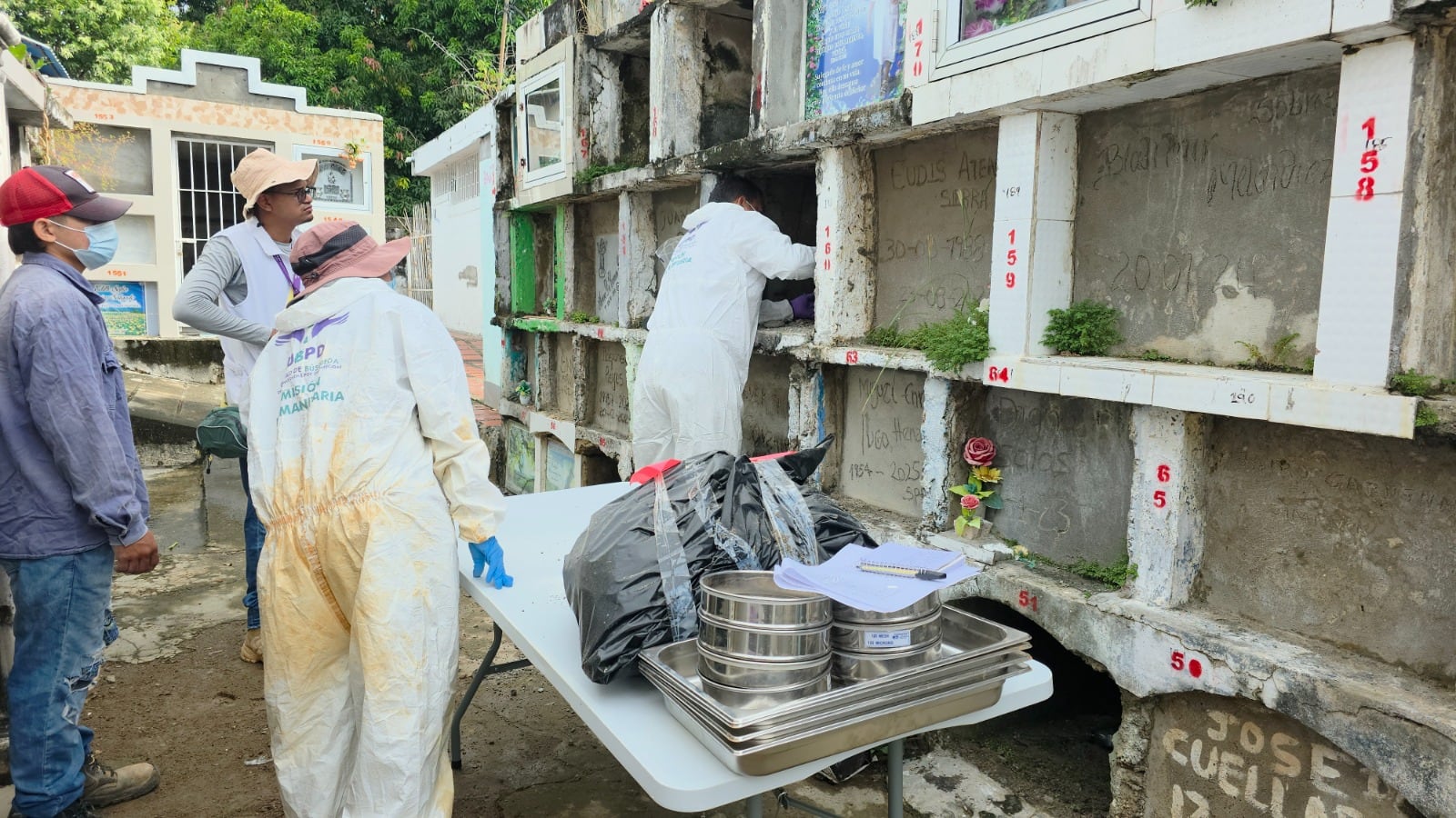 Operativo forense en el cementerio Montes del Líbano, en Montelíbano, Córdoba.