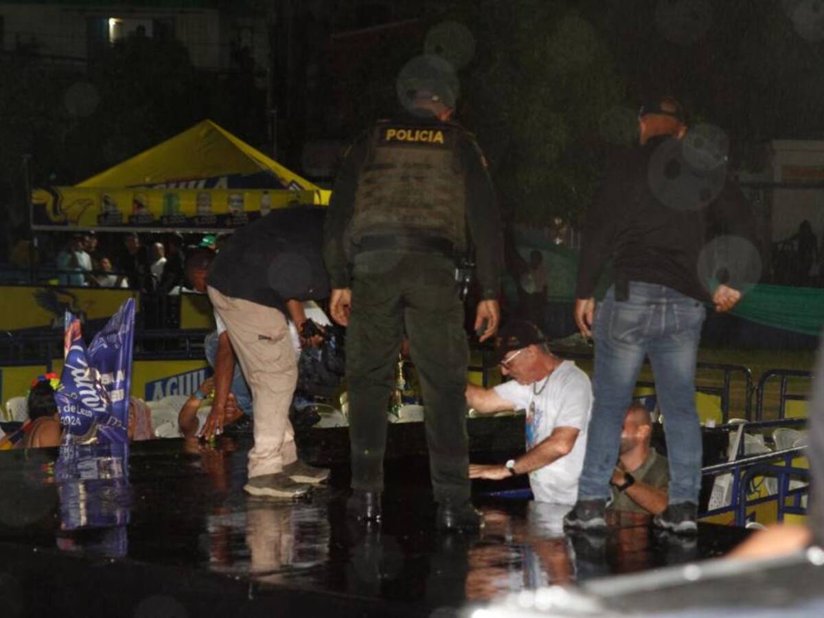 Alcalde Dau se cayó de una tarima en el barrio Canapote