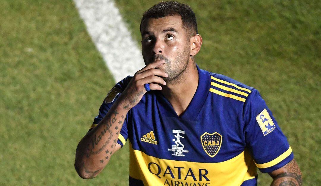 Edwin Cardona celebra su gol marcado en la final del fútbol argentino.