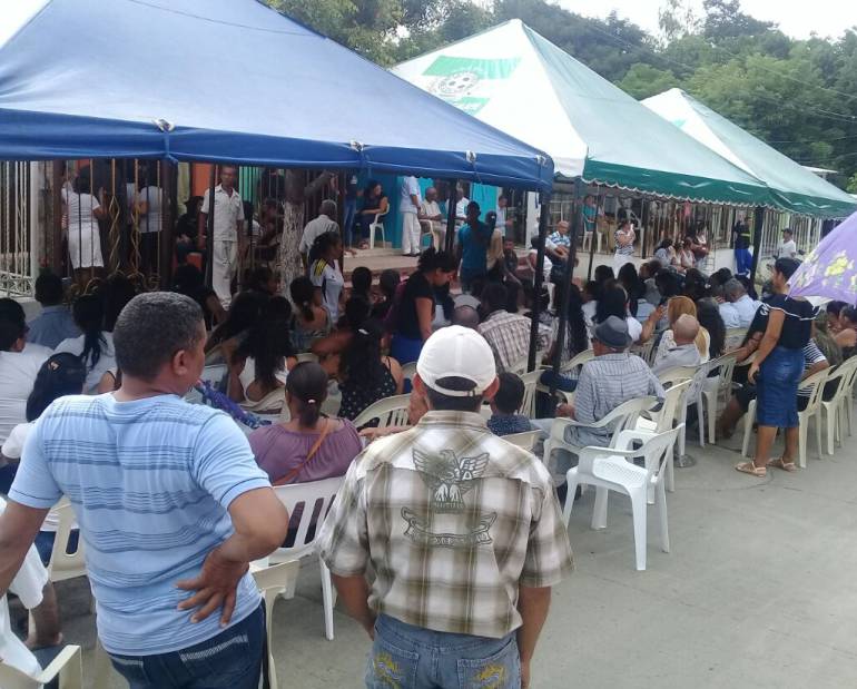 Momentos en que familiares y vecinos despedían al operario