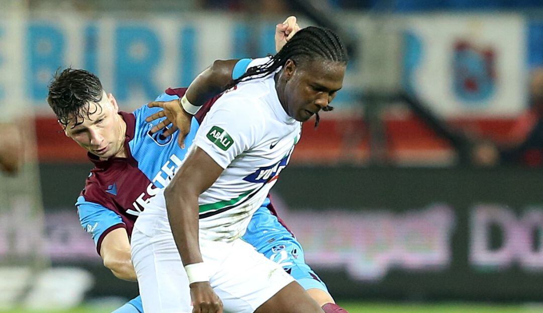Hugo Rodallega jugando un partido con la Superliga turca.