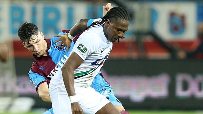 Hugo Rodallega jugando un partido con la Superliga turca.