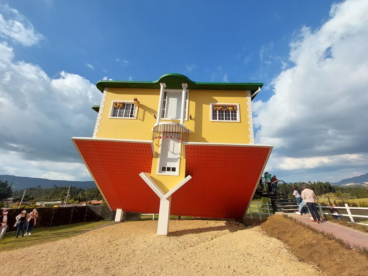 ¿Cómo llegar a la Casa Loca de Guatavita en bus?