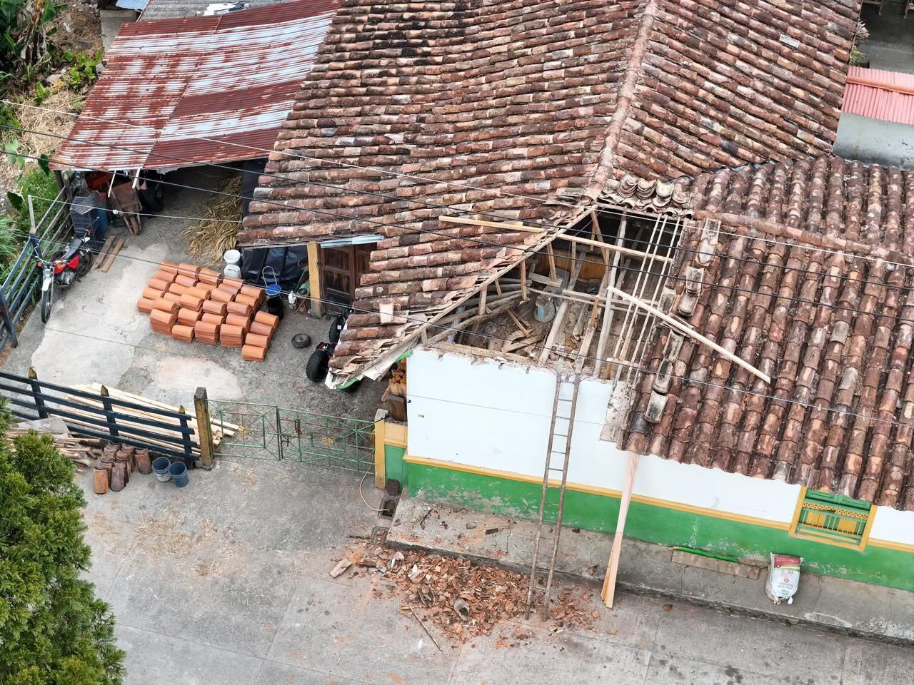 Entrega de materiales para reparación de viviendas afectadas por el terremoto en Antioquia. Foto: Gobernación de Antioquia.