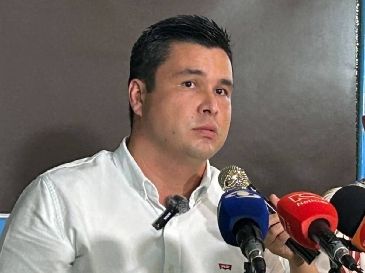 Jesús Ariza no se ha apartado de su Curul en la Asamblea, ha suscrito cinco contratos