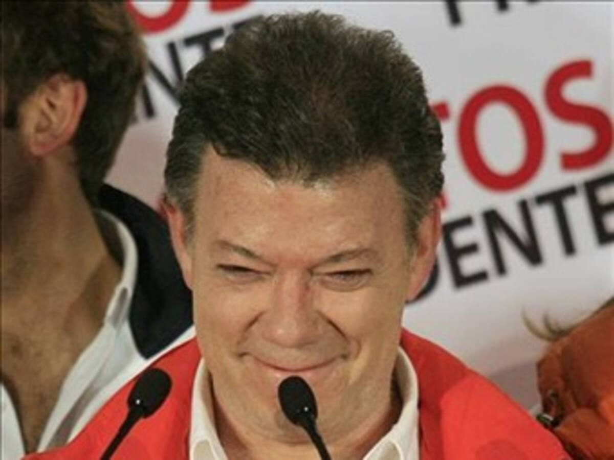 Santos dijo que continuará trabajando como si fuera de último en las encuestas
