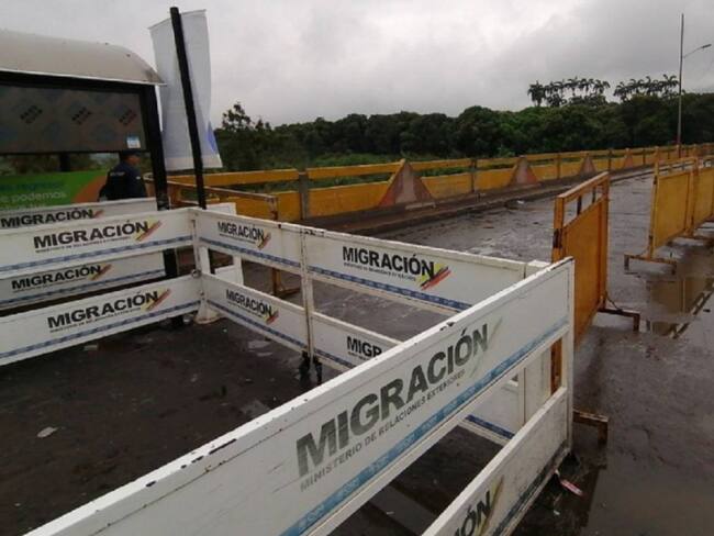 Venezuela restringe paso de colombianos y venezolanos hacia el puente Simón Bolívar