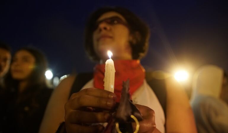 Con velatón y recolección de firmas rechazan freno a consulta minera