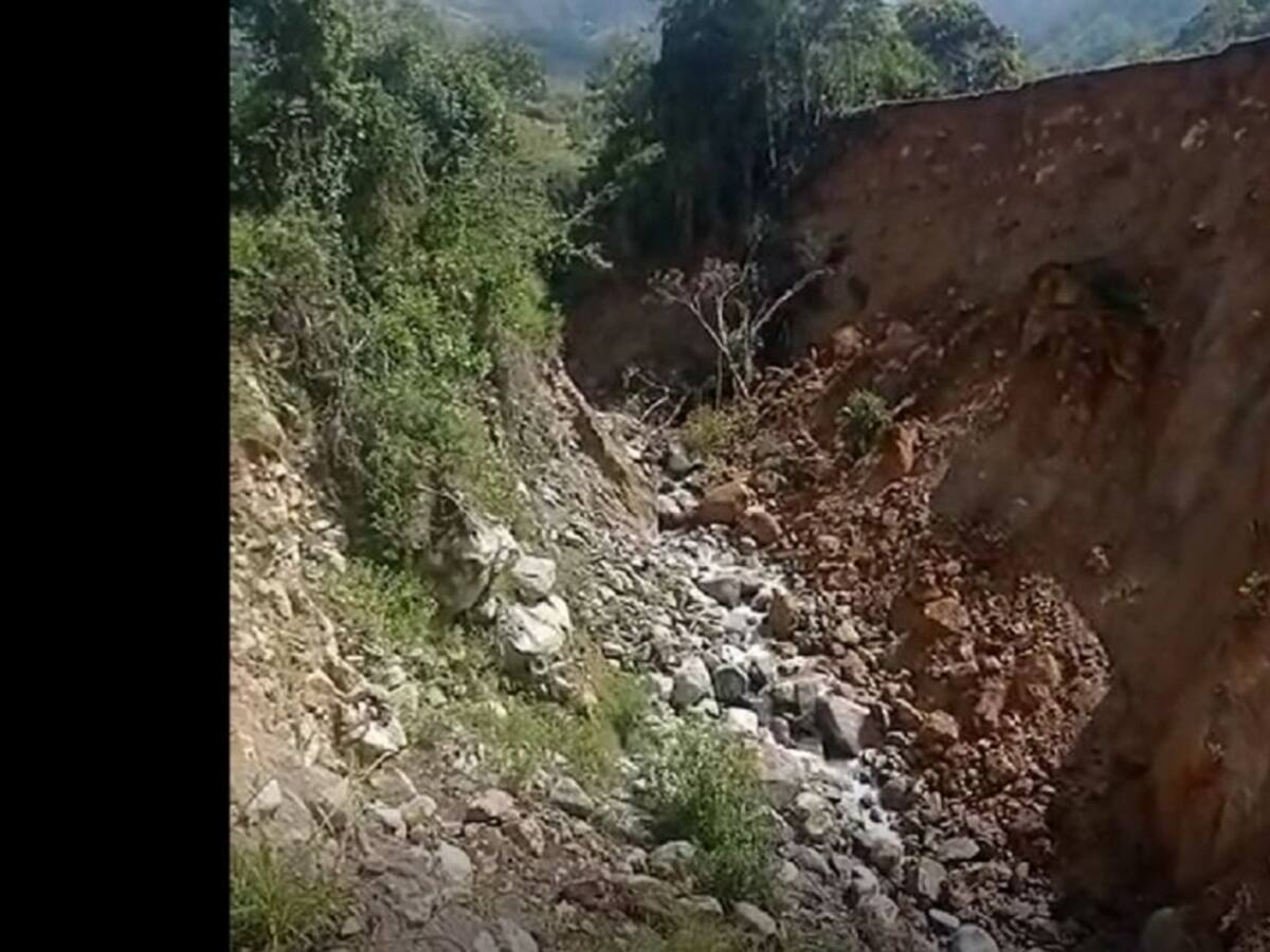 Dos quebradas obstruidas tienen en riesgo a 450 habitantes de Santa Rosa