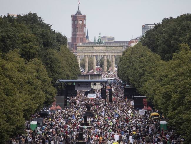 Policías heridos, manifestantes detenidos y críticas a protestas en Berlín