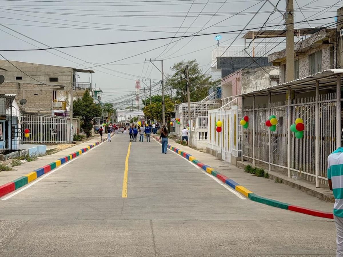Gobernador Yamil Arana entregó vía pavimentada en el barrio Olaya de Cartagena