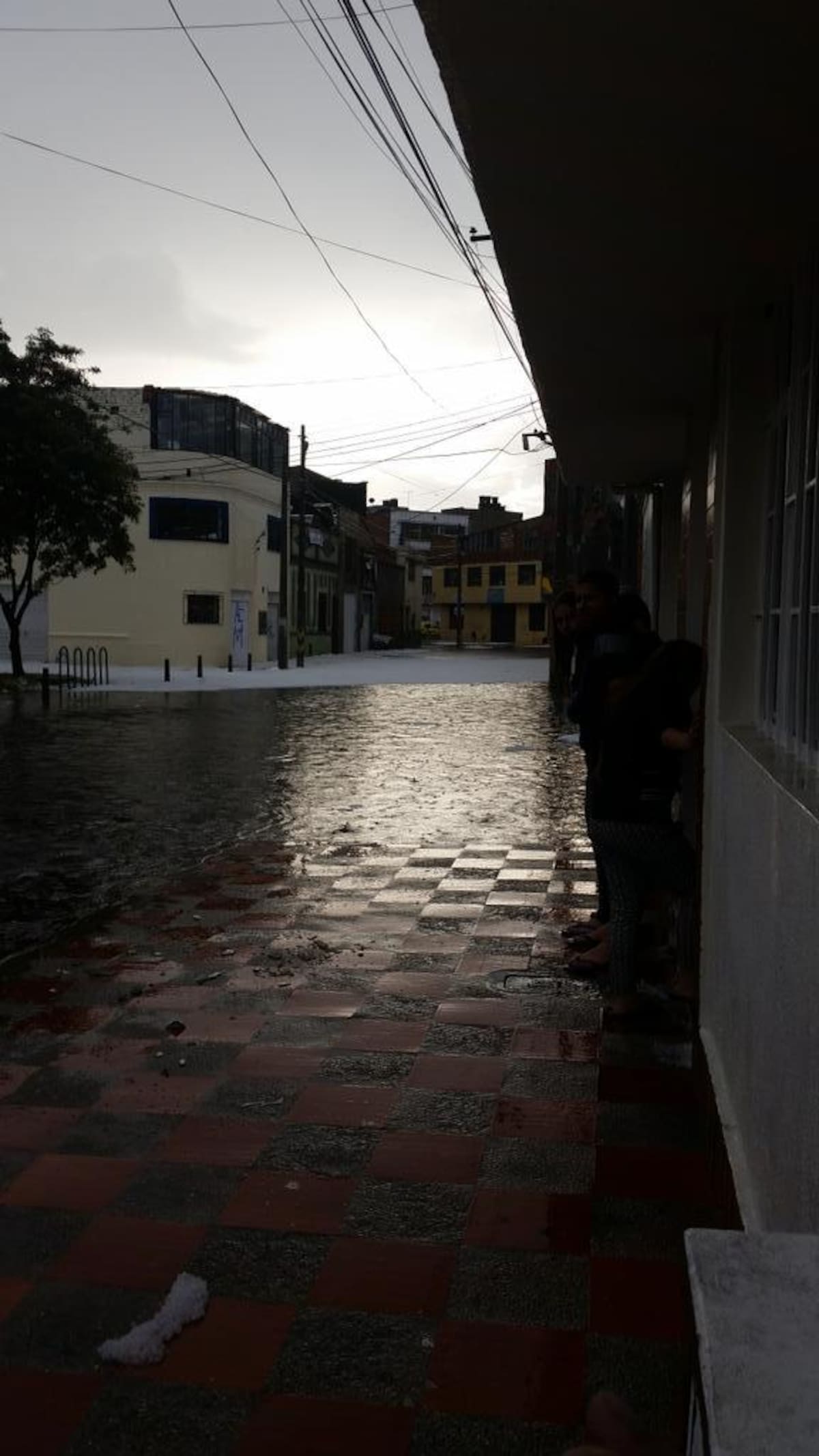 Se presentan emergencias en la capital colombiana tras fuertes lluvias que se presentaron en horas de la tarde del domingo.