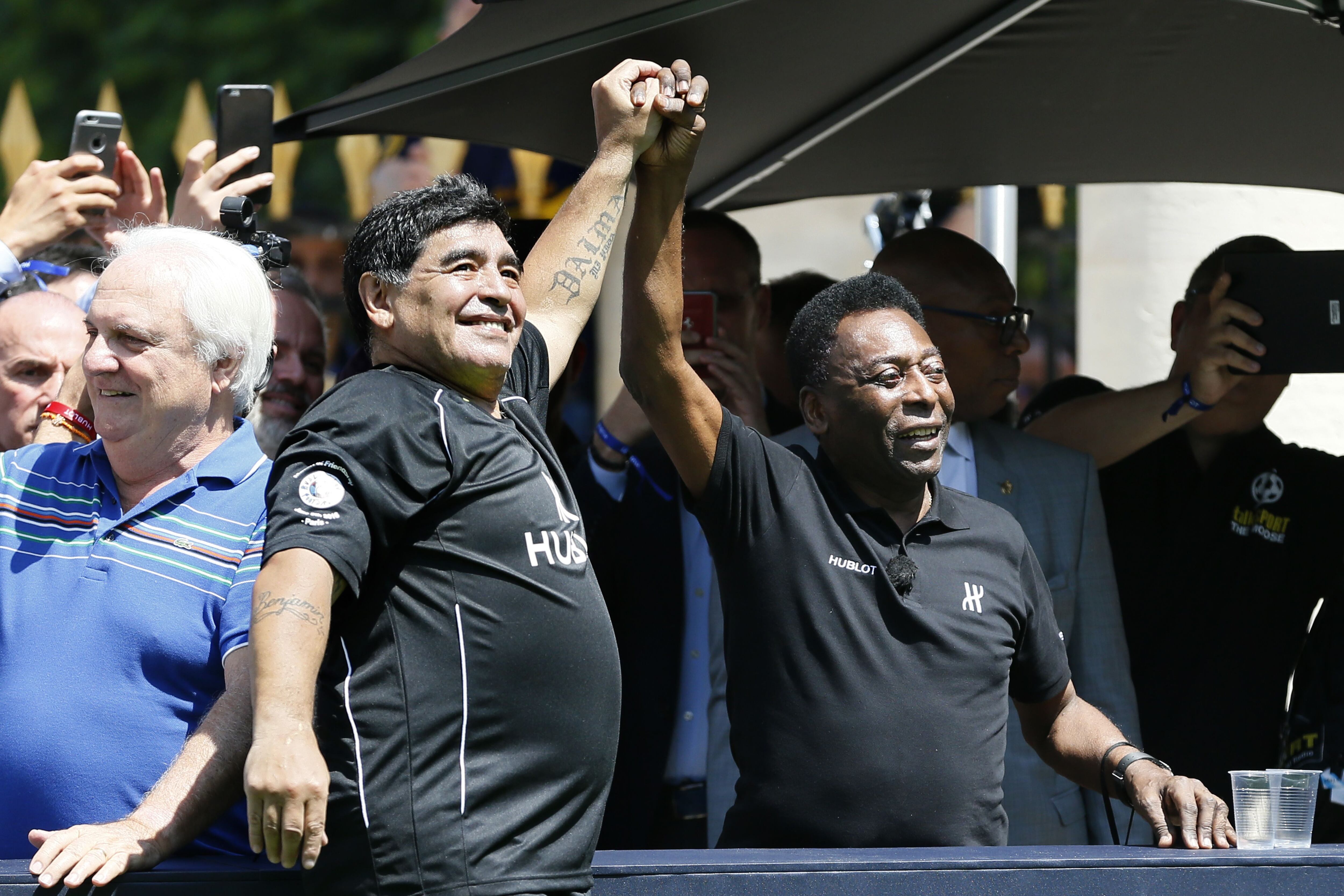 Diego Maradona junto a Pelé. (Photo by PATRICK KOVARIK / AFP) (Photo by PATRICK KOVARIK/AFP via Getty Images)
