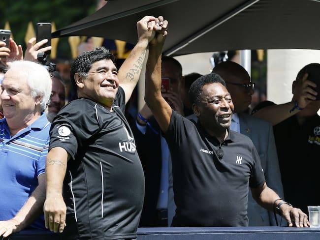 Diego Maradona junto a Pelé. (Photo by PATRICK KOVARIK / AFP) (Photo by PATRICK KOVARIK/AFP via Getty Images)