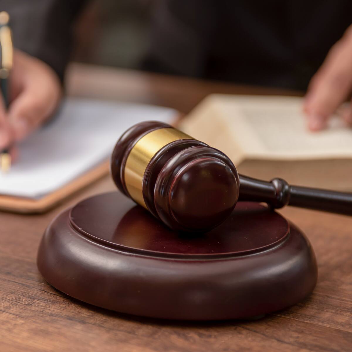 Ordenan expedir tarjeta profesional a abogados recién graduados que estaban en el limbo