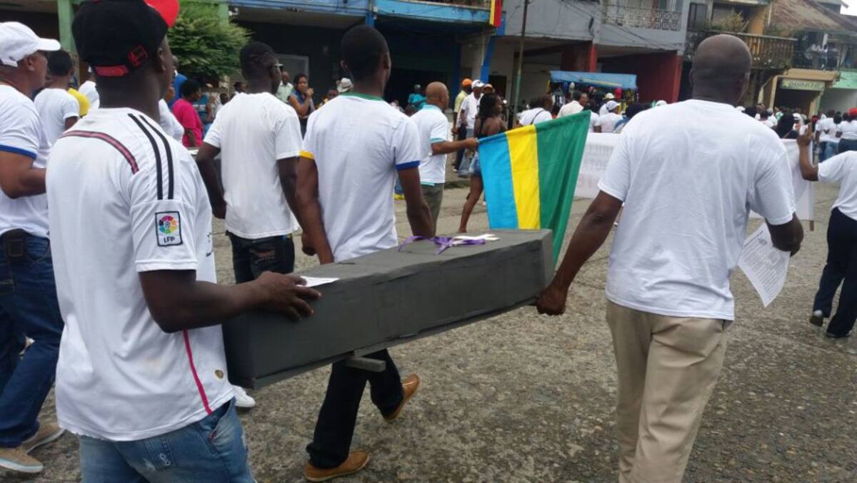 Utilizando ataúdes, simbolizaron la cuota de sacrificio del departamento, especialmente en lo relacionado con los accidentes en las vías.