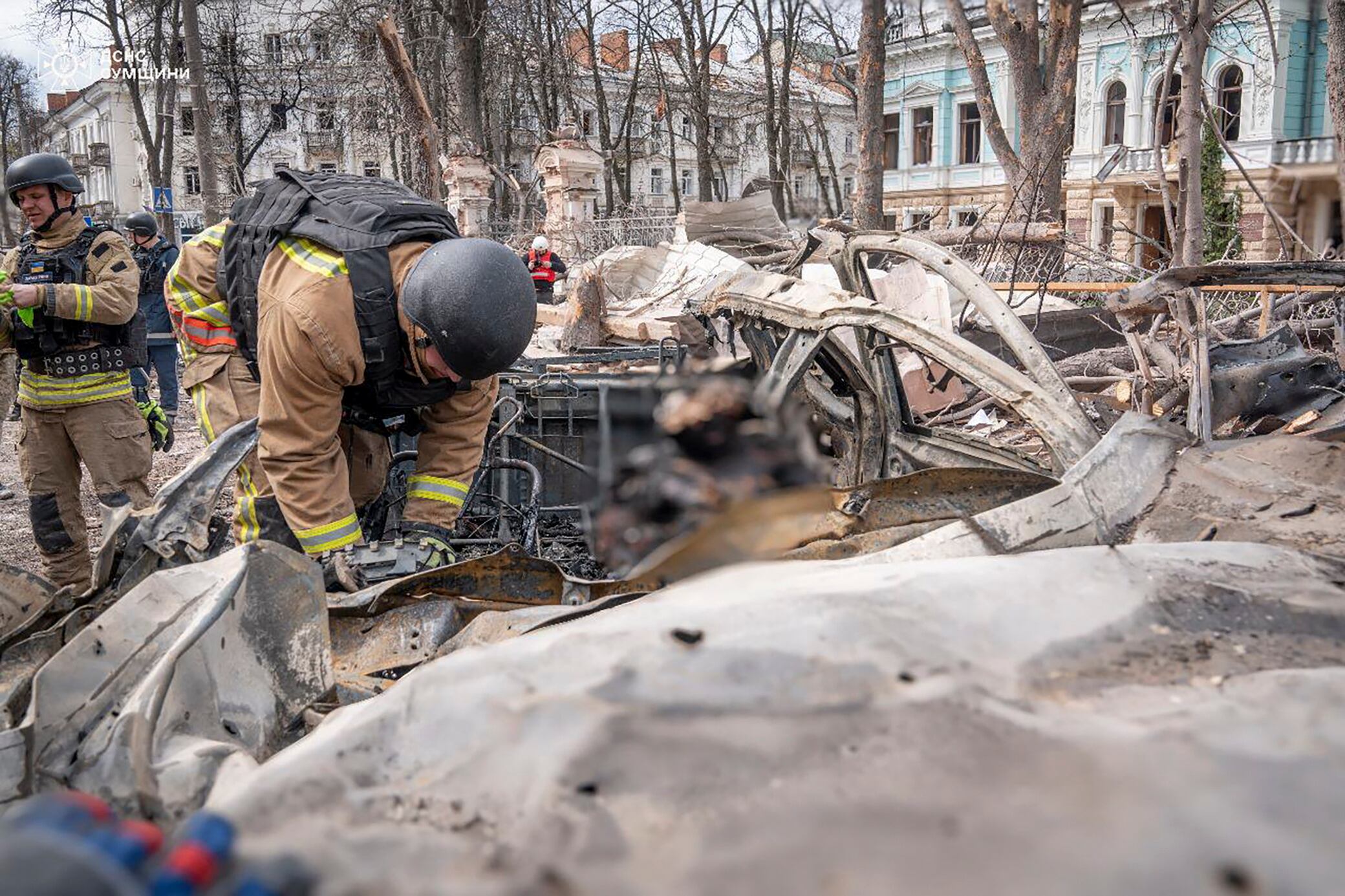 SUMY (Ukraine), 13/04/2025.- A handout photo made available by the State Emergency Service of Ukraine (SES) shows Ukrainian rescuers working at the site of a rocket strike in downtown Sumy, Ukraine, 13 April 2025, amid the ongoing Russian invasion. At least 32 people were killed, including two children, and 84 people were injured, including 10 children, after a Russian rocket hit downtown Sumy in the morning, according to a report by the State Emergency Service. (Rusia, Ucrania) EFE/EPA/UKRAINE STATE EMERGENCY SERVICE HANDOUT HANDOUT EDITORIAL USE ONLY/NO SALES