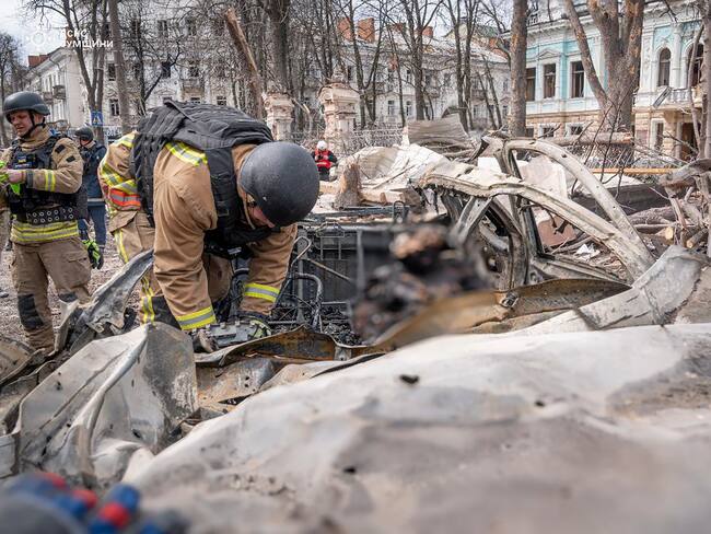 SUMY (Ukraine), 13/04/2025.- A handout photo made available by the State Emergency Service of Ukraine (SES) shows Ukrainian rescuers working at the site of a rocket strike in downtown Sumy, Ukraine, 13 April 2025, amid the ongoing Russian invasion. At least 32 people were killed, including two children, and 84 people were injured, including 10 children, after a Russian rocket hit downtown Sumy in the morning, according to a report by the State Emergency Service. (Rusia, Ucrania) EFE/EPA/UKRAINE STATE EMERGENCY SERVICE HANDOUT HANDOUT EDITORIAL USE ONLY/NO SALES