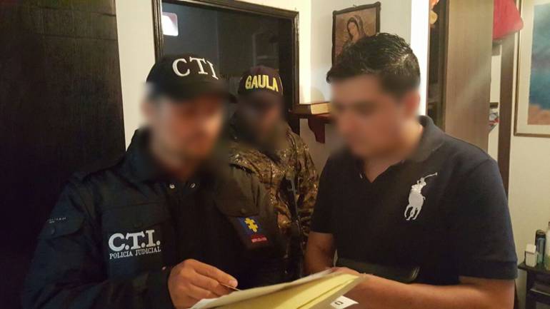 Momento de la captura de un cura falso en el barrio Manrique de Medellín. 