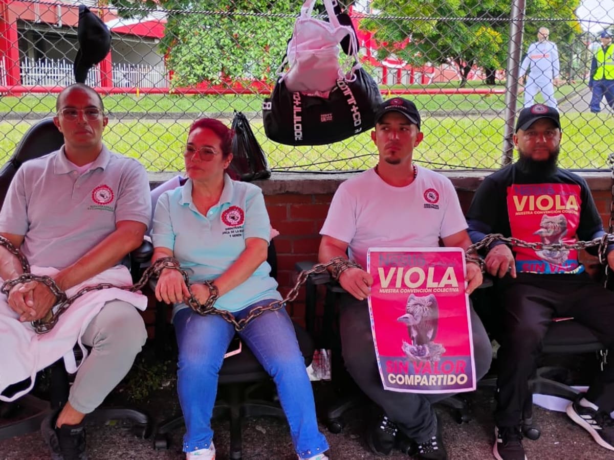 Por desacuerdo con su empresa, cuatro trabajadores en Dosquebradas se encadenaron