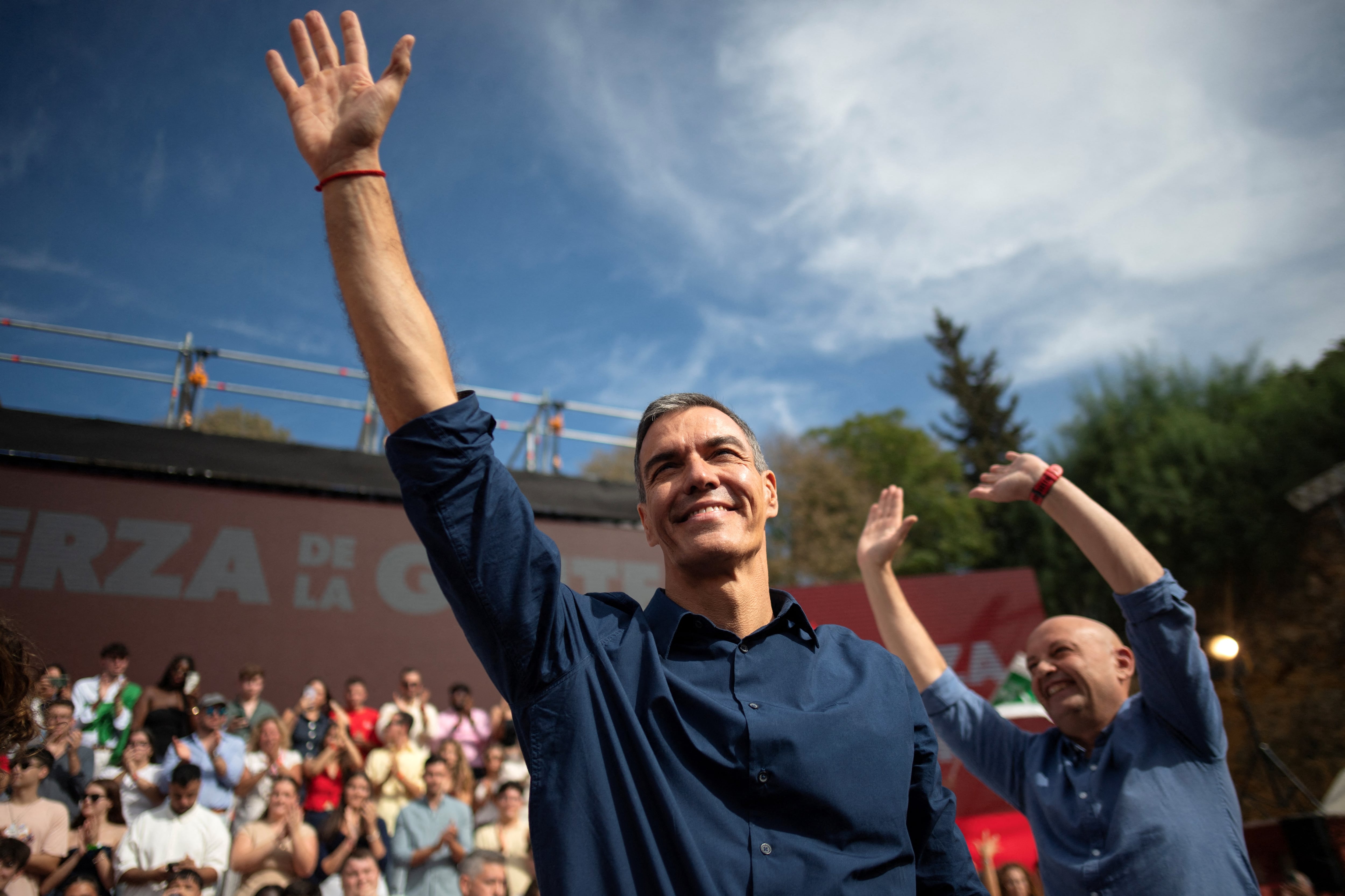 Spain's Prime Minister Pedro Sanchez waves as he arrives to a campaign rally in Dos Hermanas, near Seville, on October 10, 2026 ahead of the November 29 early legislative elections. Spain's Prime Minister Pedro Sanchez called on left-wing voters to mobilise against the right and far right in the early legislative elections on November 29. (Photo by JORGE GUERRERO / AFP)