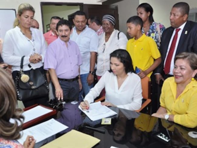 La esposa de Yair Acuña  inscribió su candidatura a la gobernación de Sucre