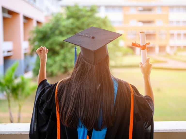 Mujer graduándose con toga y birrete. (Getty Images)