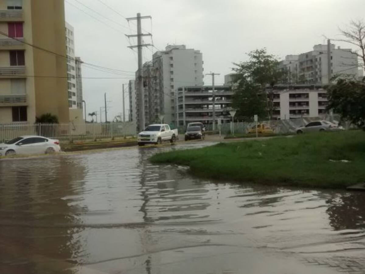 Aguas represadas ocasionan problemas de movilidad en Barranquilla