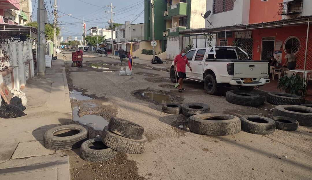 La Calle Segunda de El Mamón fue acordonada por vecinos, ante la cantidad de 'cráteres' que están destruyendo los vehículos
