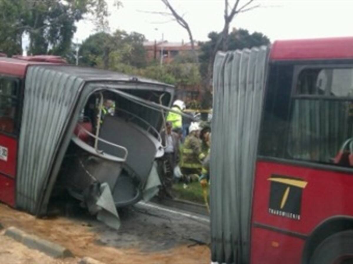 Transmilenio se partió por la mitad. Accidente dejó 17 lesionados