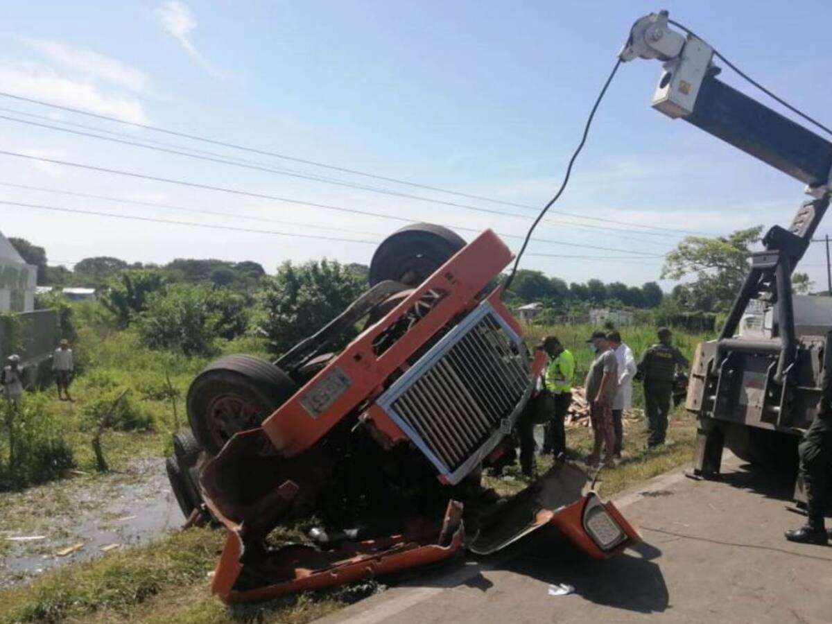 Conductor de tractocamión murió en accidente de tránsito cerca de Sincerín