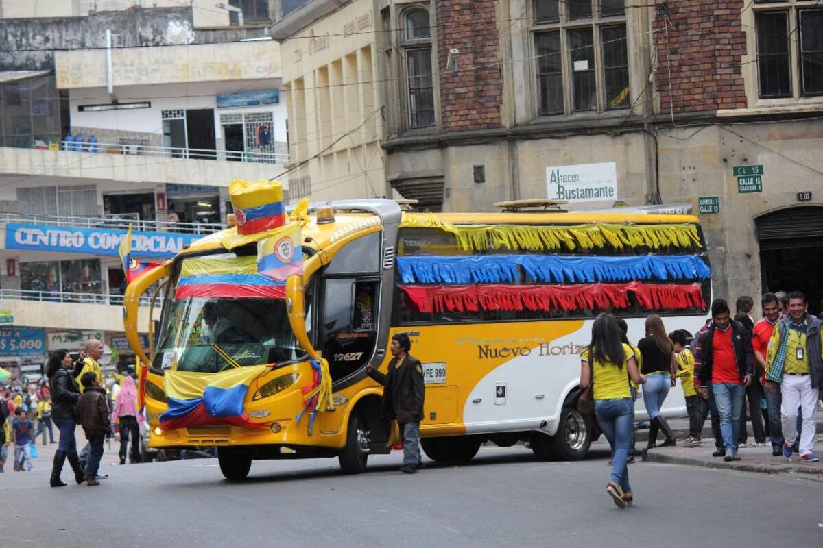 La plaza de Bolívar reúne a miles de hinchas de la selección.