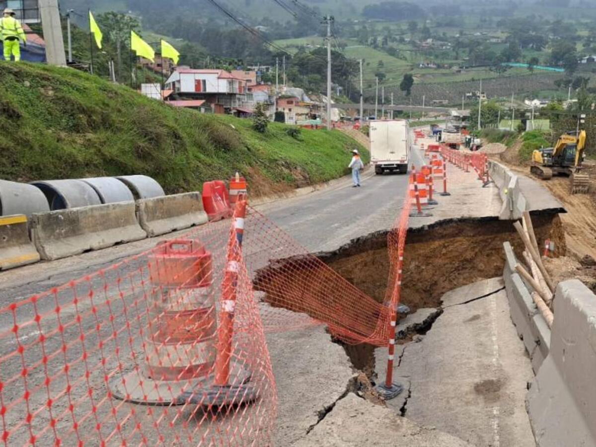 Lluvias ocasionan ‘cráter’ en vía Bogotá - Girardot: ¿Cuál será el plan de contingencia?