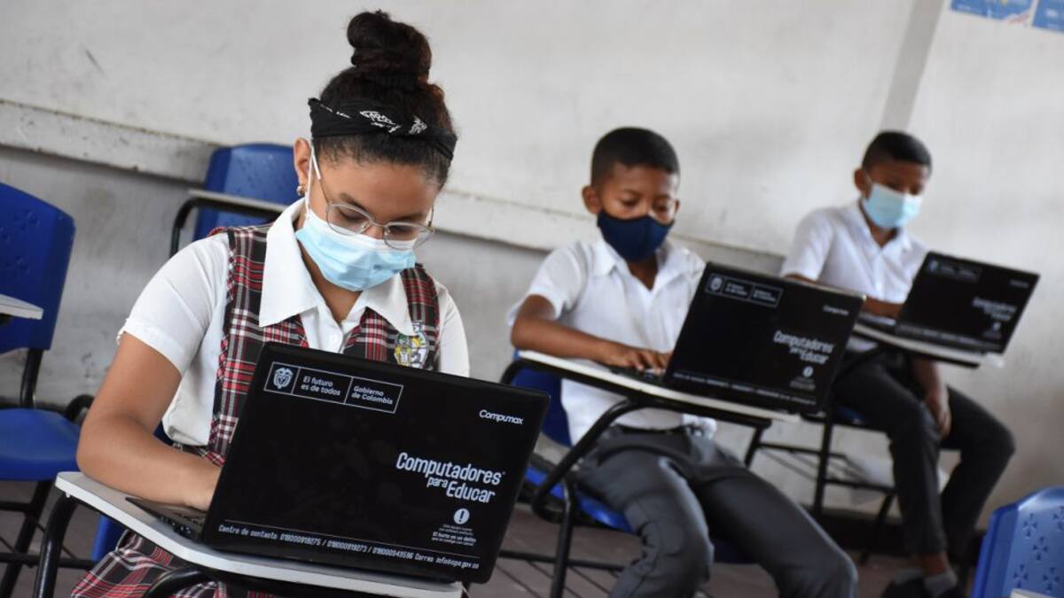 Más de mil estudiantes de Caldas recibirán equipos de cómputo