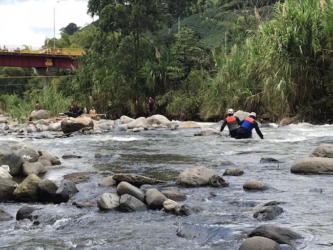 Rescate de una mujer en el río Otún - Cuerpo Oficial de Bomberos de Pereira