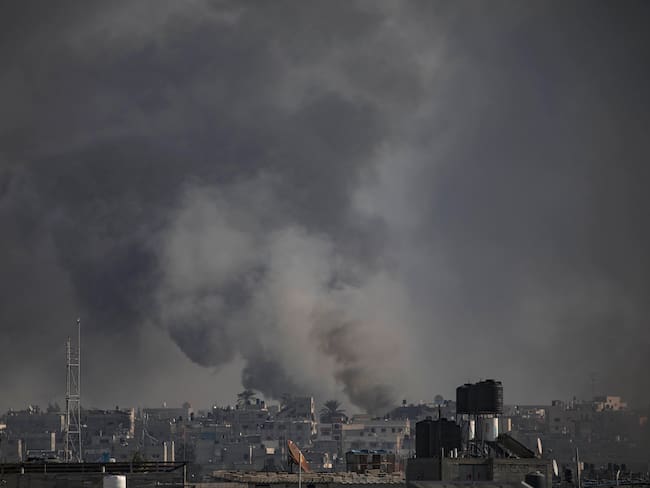Khan Yunis (Gaza), 16/01/2024.- El humo se eleva tras los ataques aéreos israelíes en Khan Yunis, sur de la Franja de Gaza, este martes. Más de 22.000 palestinos y al menos 1.300 israelíes han muerto, según el Ministerio de Salud palestino y las Fuerzas de Defensa de Israel (FDI).-EFE/HAITHAM IMAD