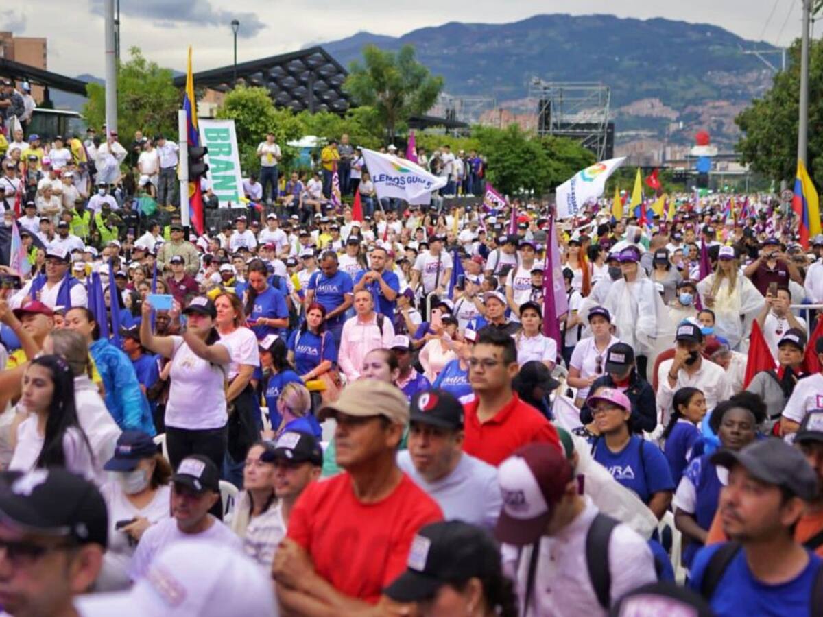 Con vainazos a Petro y Quintero, cerró Fico su campaña en Medellín