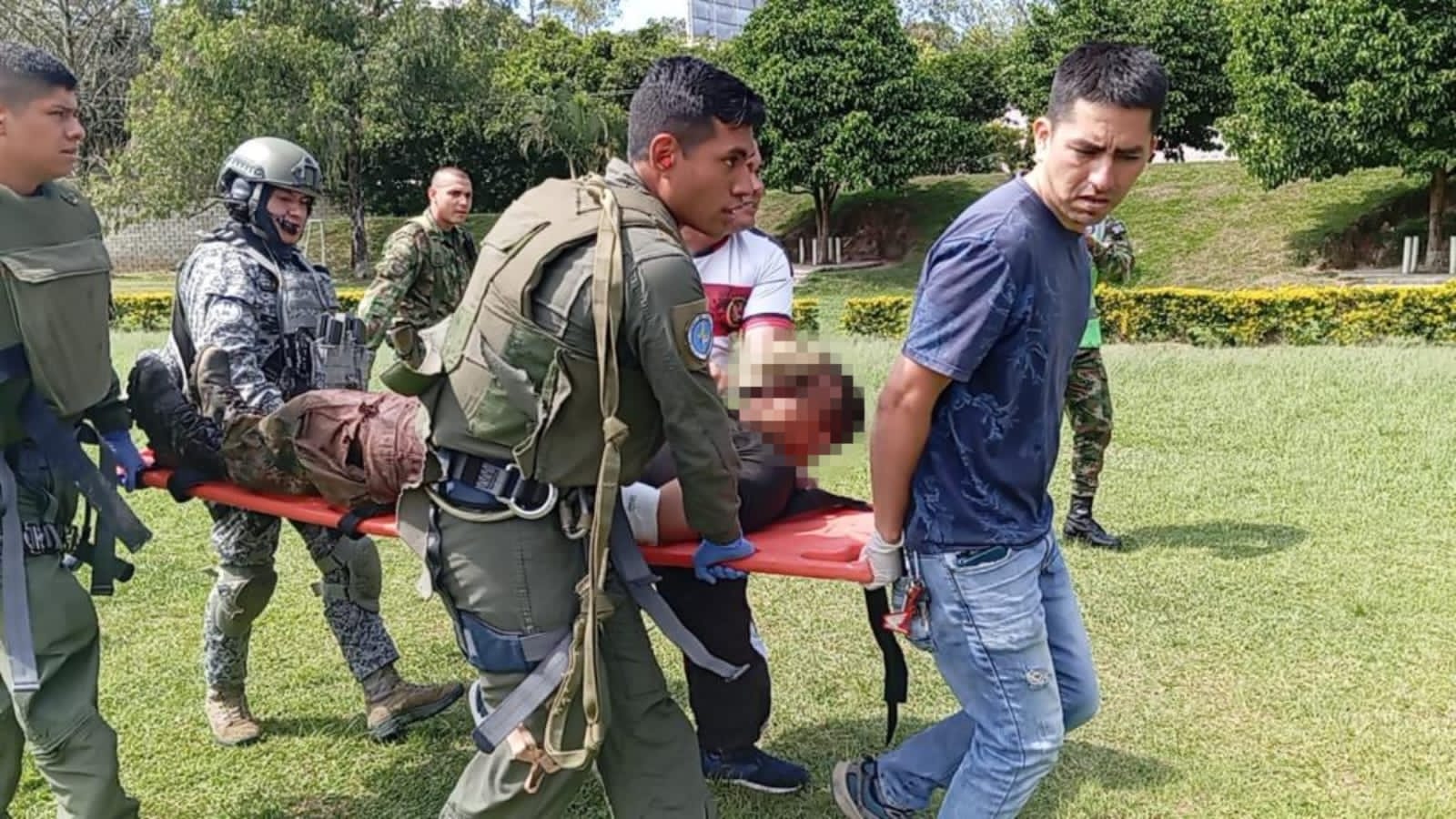 Evacuación de presunto integrante de las disidencias herido en combates. Foto: Ejército.